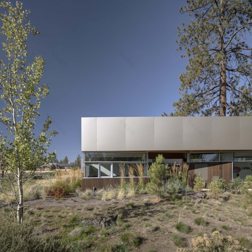 美式环保山居 · M1 House 的木质“浮动”屋顶设计丨美国本德丨FRPO Rodriguez & Oriol-11