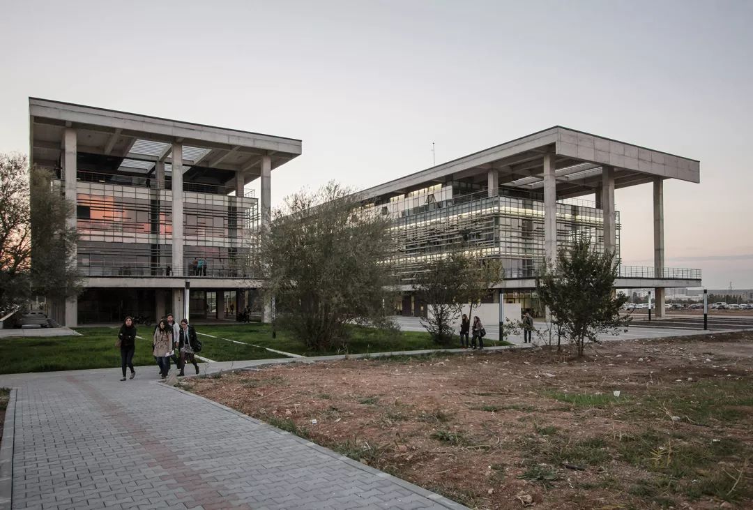 科技园区中的混凝土玻璃建筑-13