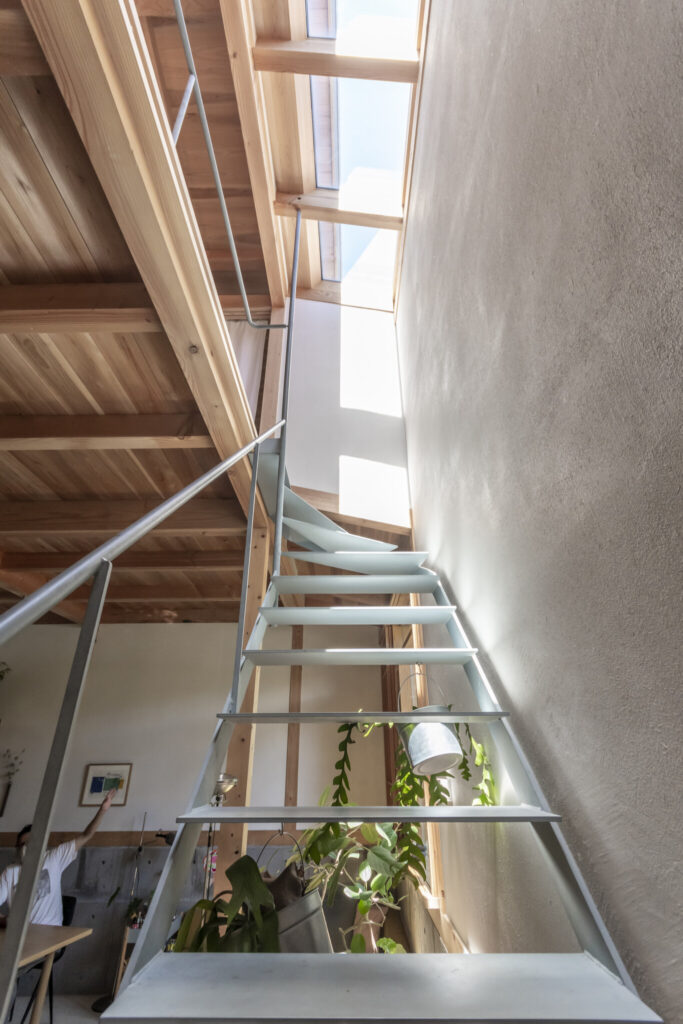 旗竿地に立つ店舗併用住宅 半地下につくったのは“景色”を見渡せ、落ち着く大空間 | Architecture | 100%LiFE-13