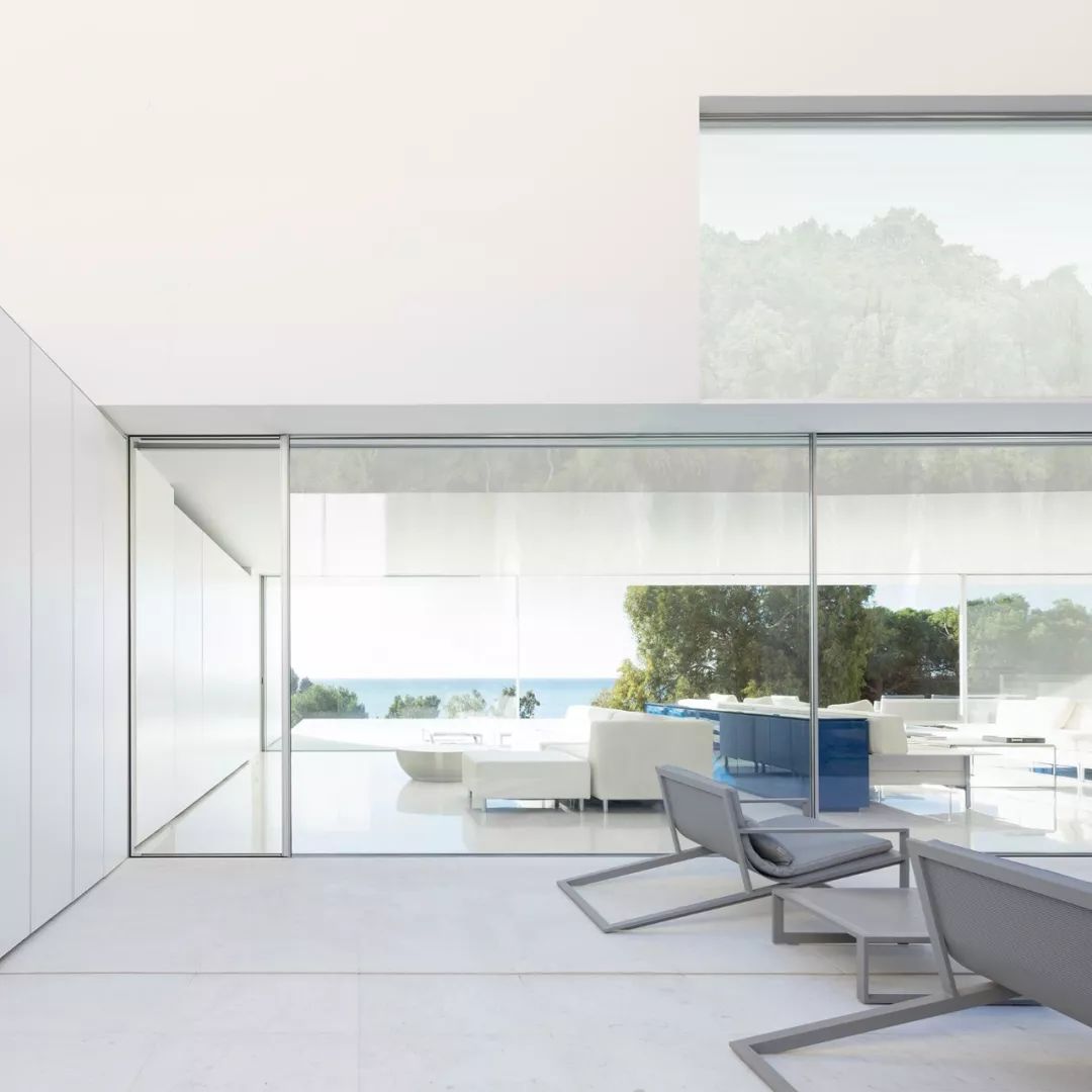 极简主义设计，葡萄牙里斯本的通透空间美学-17