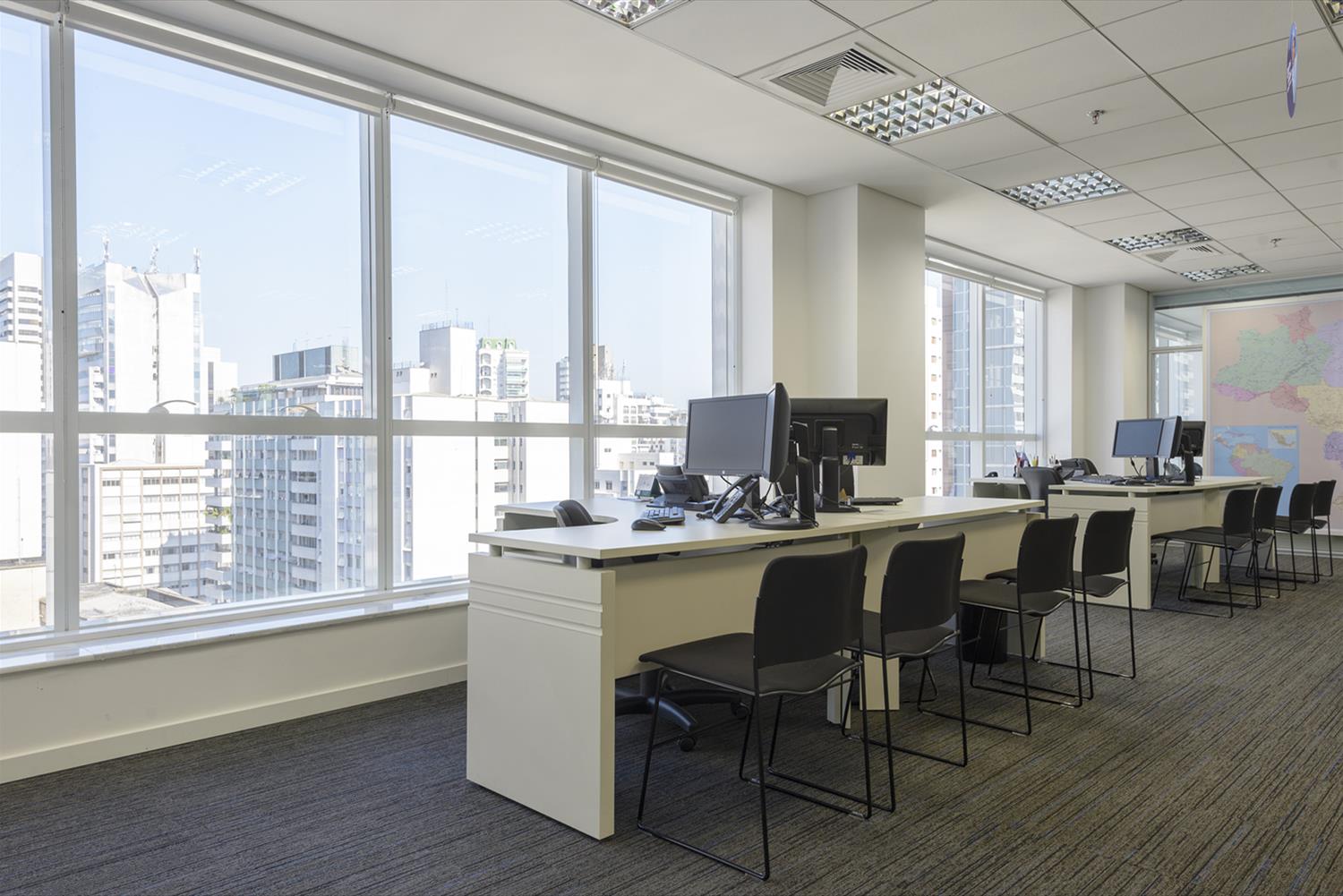 巴西 Extrafarma 办公室 | 木质与玻璃的现代企业空间-7