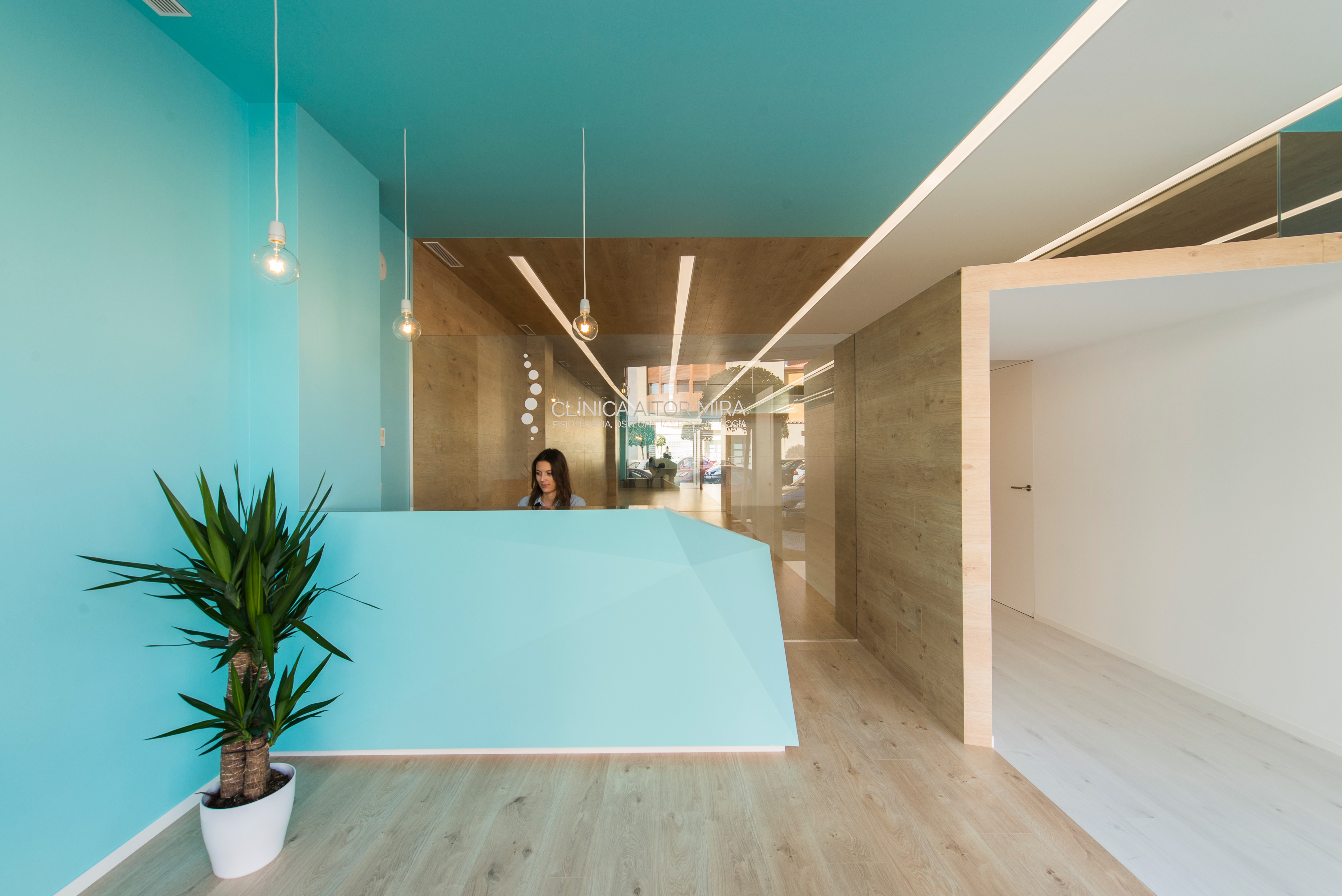 西班牙 Aitor Mira 诊所 | 自然光与木质调的舒适疗法空间-5