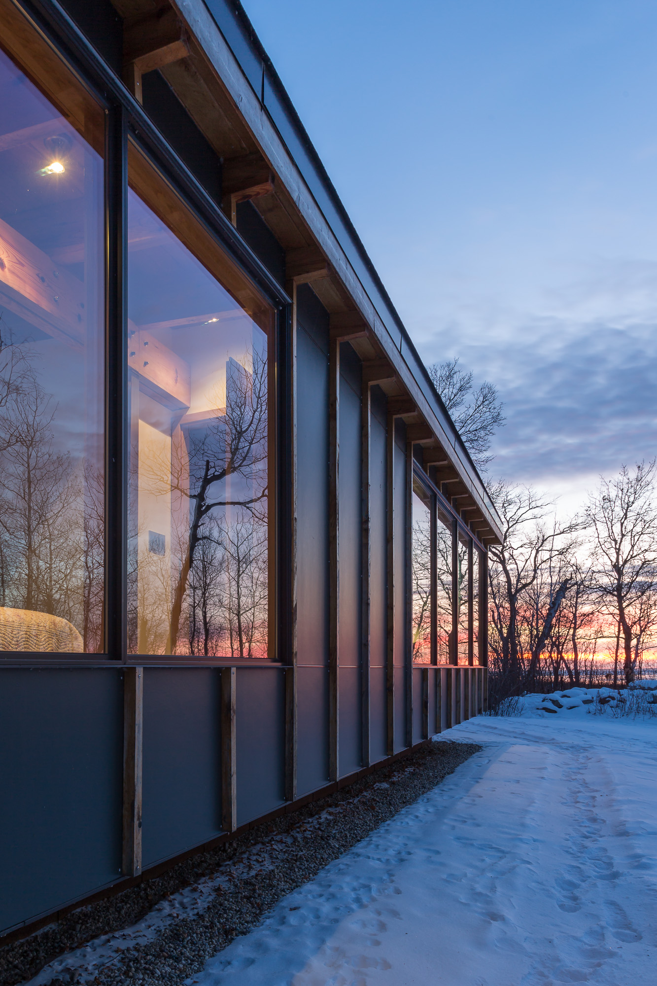 温尼伯湖畔的现代小屋，融入自然的私密空间-7