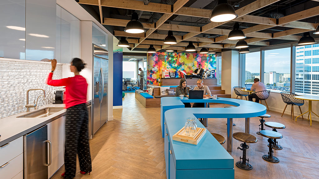 Gensler 打造的水岸风情创新办公空间-2