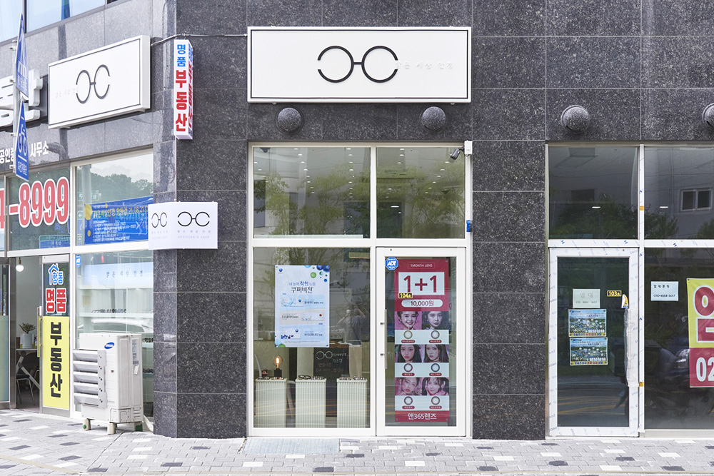 明亮世界眼镜店 | 白色调的 11 平米眼镜展示空间-13