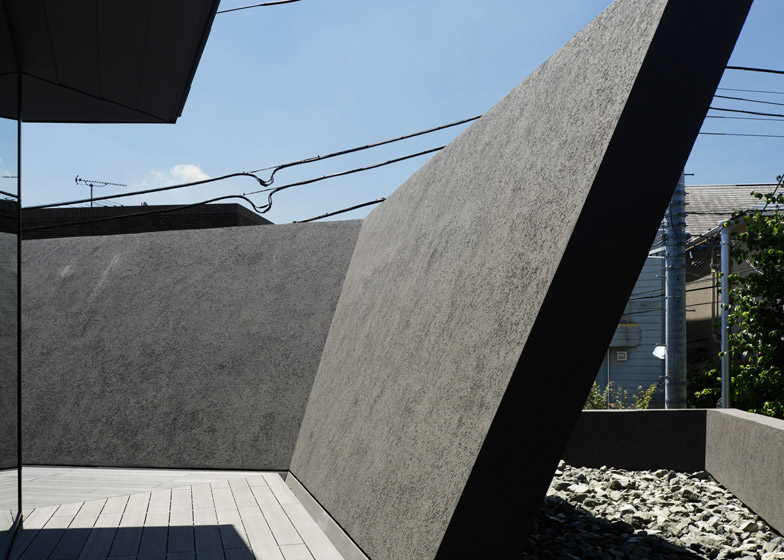 东京“黑棺材”住宅,封闭外表下的明亮空间-9