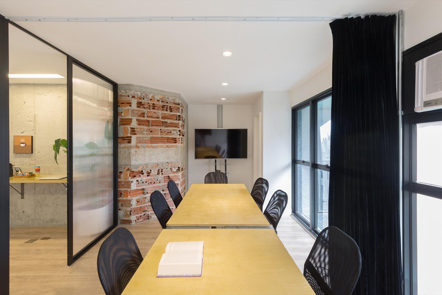 巴西 AE.digital 办公室 | 混凝土、木头与砖头的创意组合-10