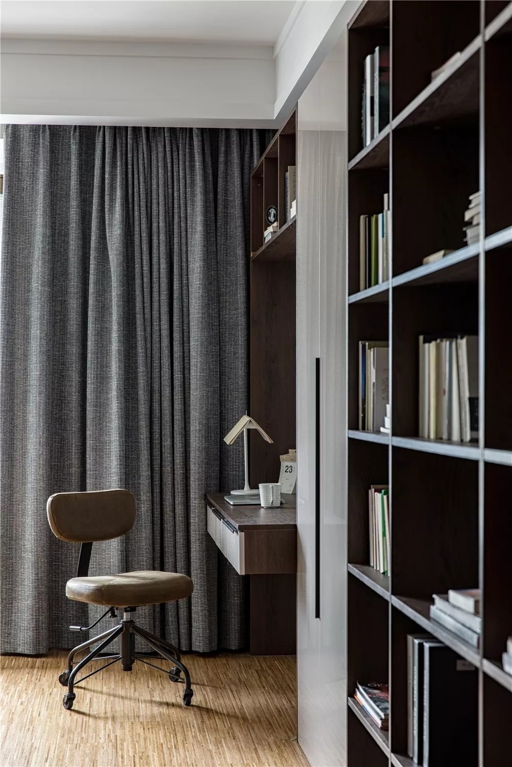 长江绿洲上的现代简约风精装房改造-23