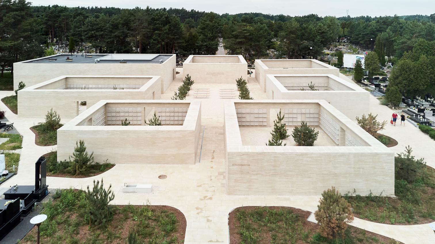 Complejo de columbarios en el cementerio municipal de Radom-10