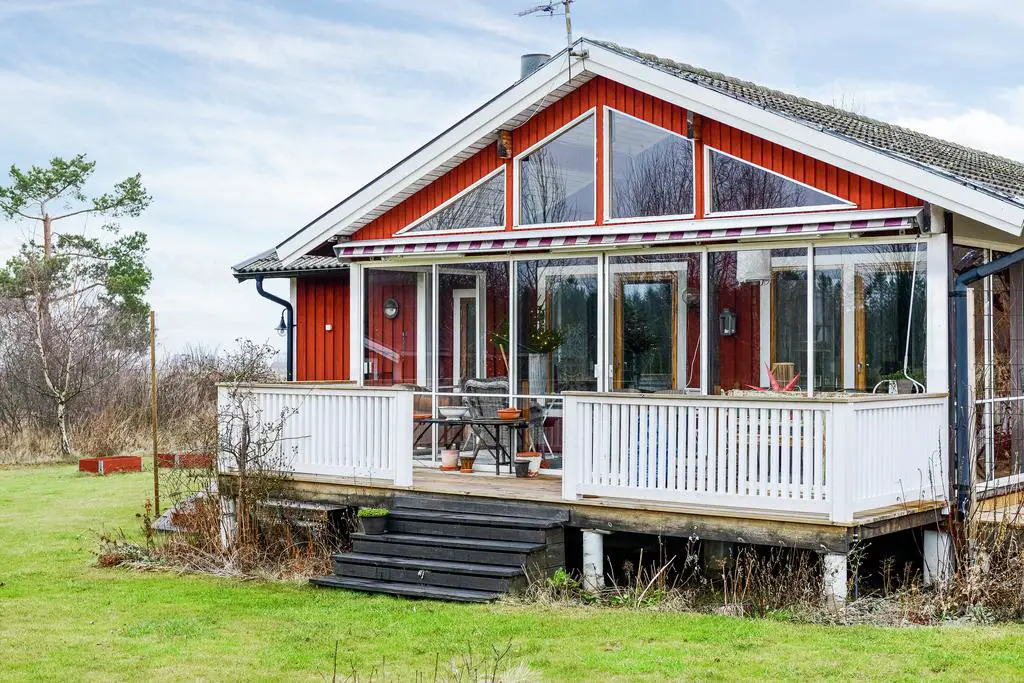 瑞典红屋 | 活力绿沙发点亮乡村时尚家居-22