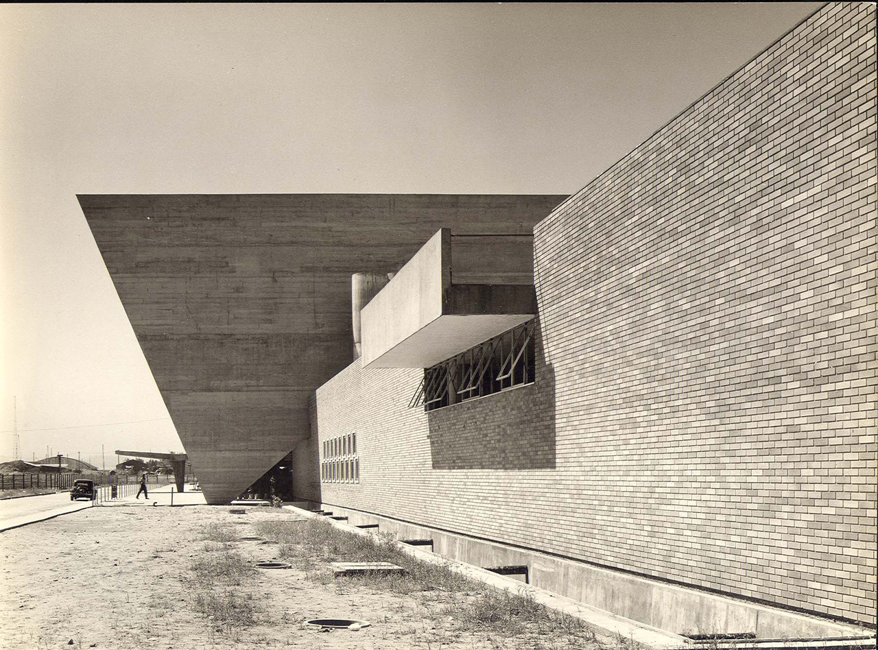 巴西里約熱內盧現代藝術博物館：建築大師 Affonso Eduardo Reidy 採V形柱列、懸吊樓板，打造現代主義建築經典 | FAM-61