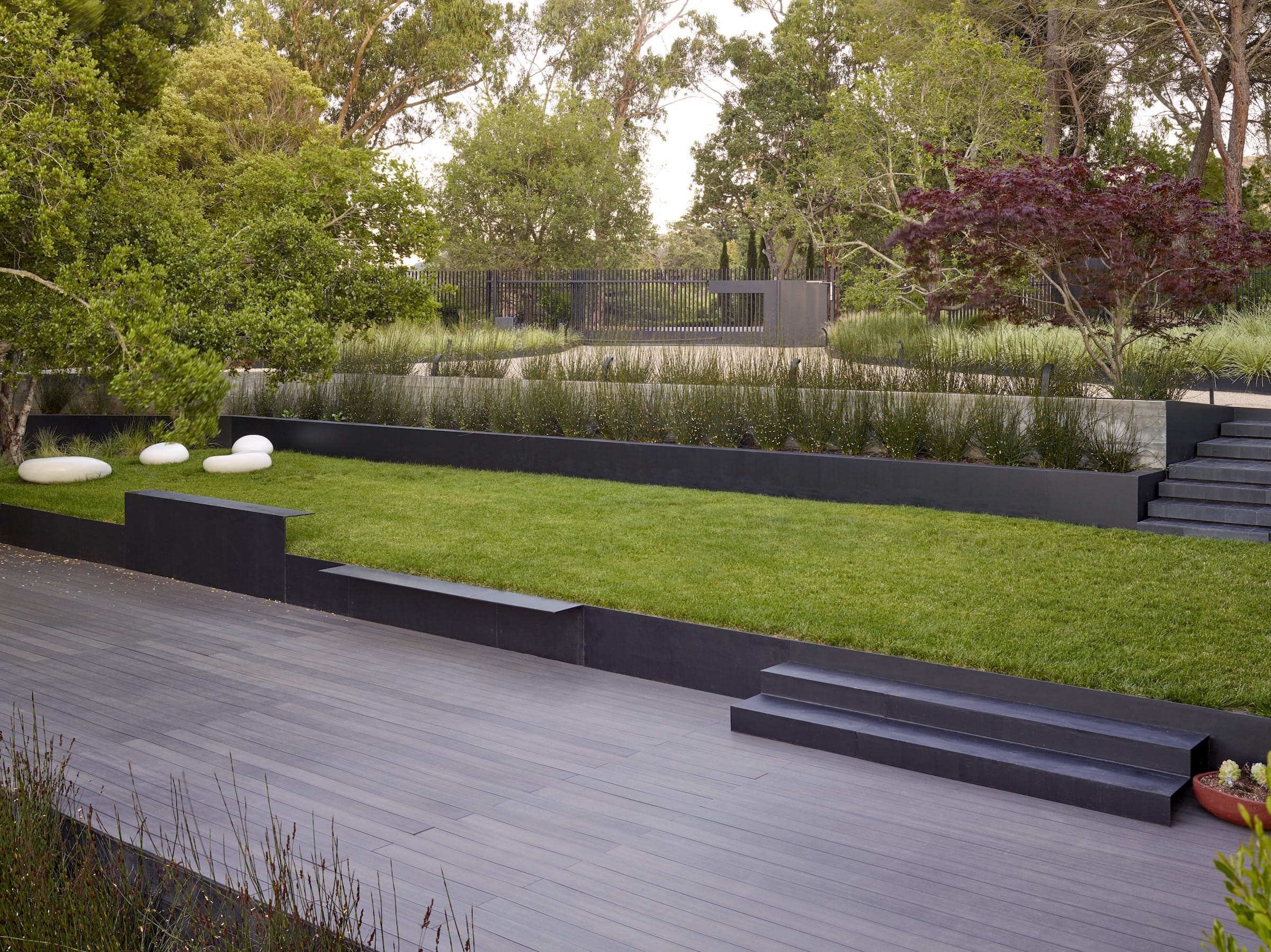 加州洛斯阿尔托斯山现代住宅，钢木交织的多功能户外空间-4