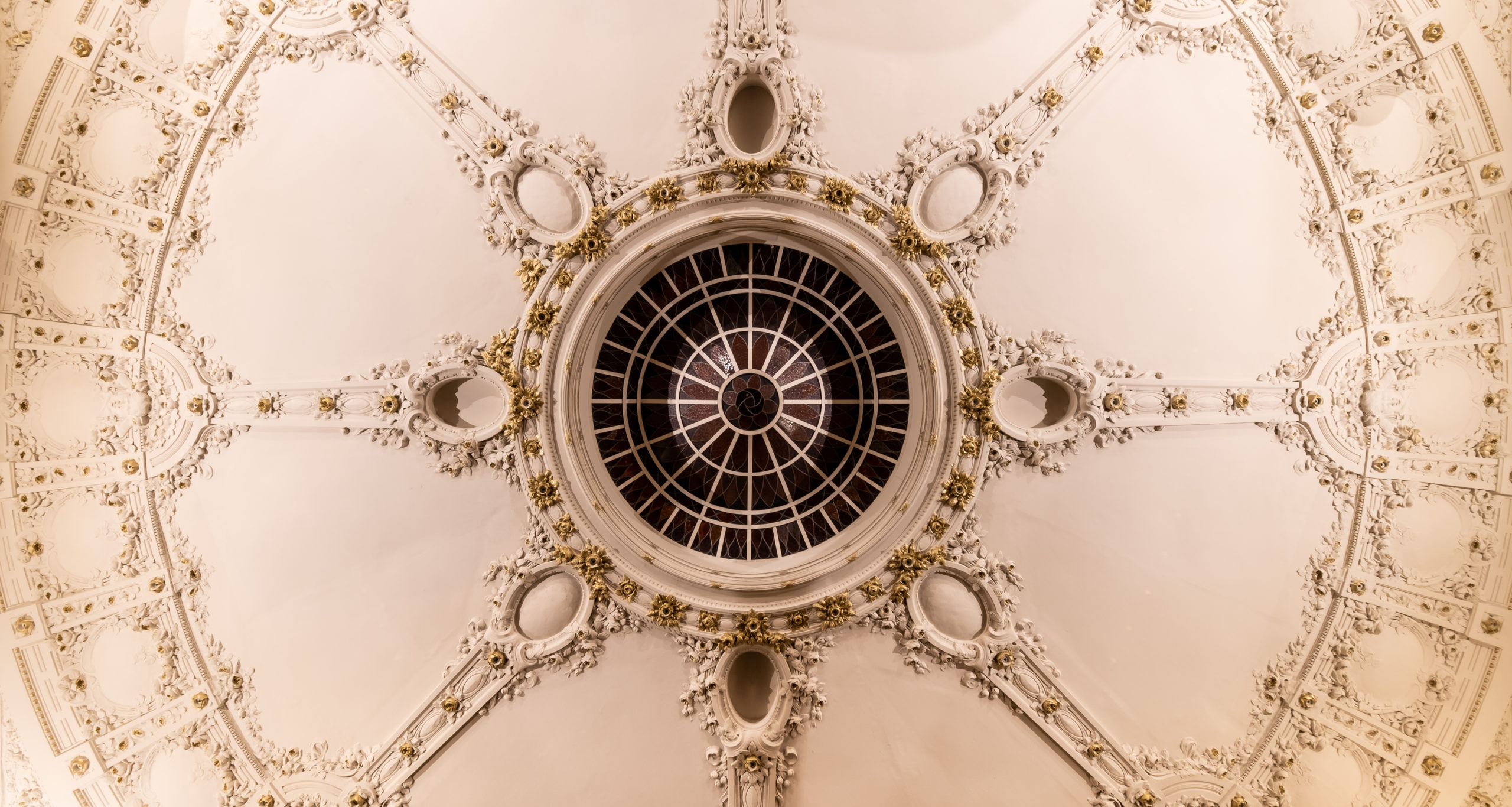 卡尔卡松  CGR 古罗马竞技场影城（注：CGR可能是某个影院连锁品牌名，古罗马竞技场对应LE COLISÉE，这里按常见情况假设是影院名来翻译，若有更具体背景可调整） 丨ABP Architectes-10