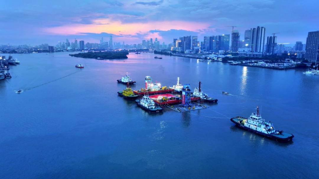 鱼珠隧道首节沉管管节顺利浮运对接-10