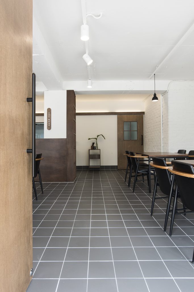 19 平米韩式小食堂，极简氛围中的温馨美食空间-5