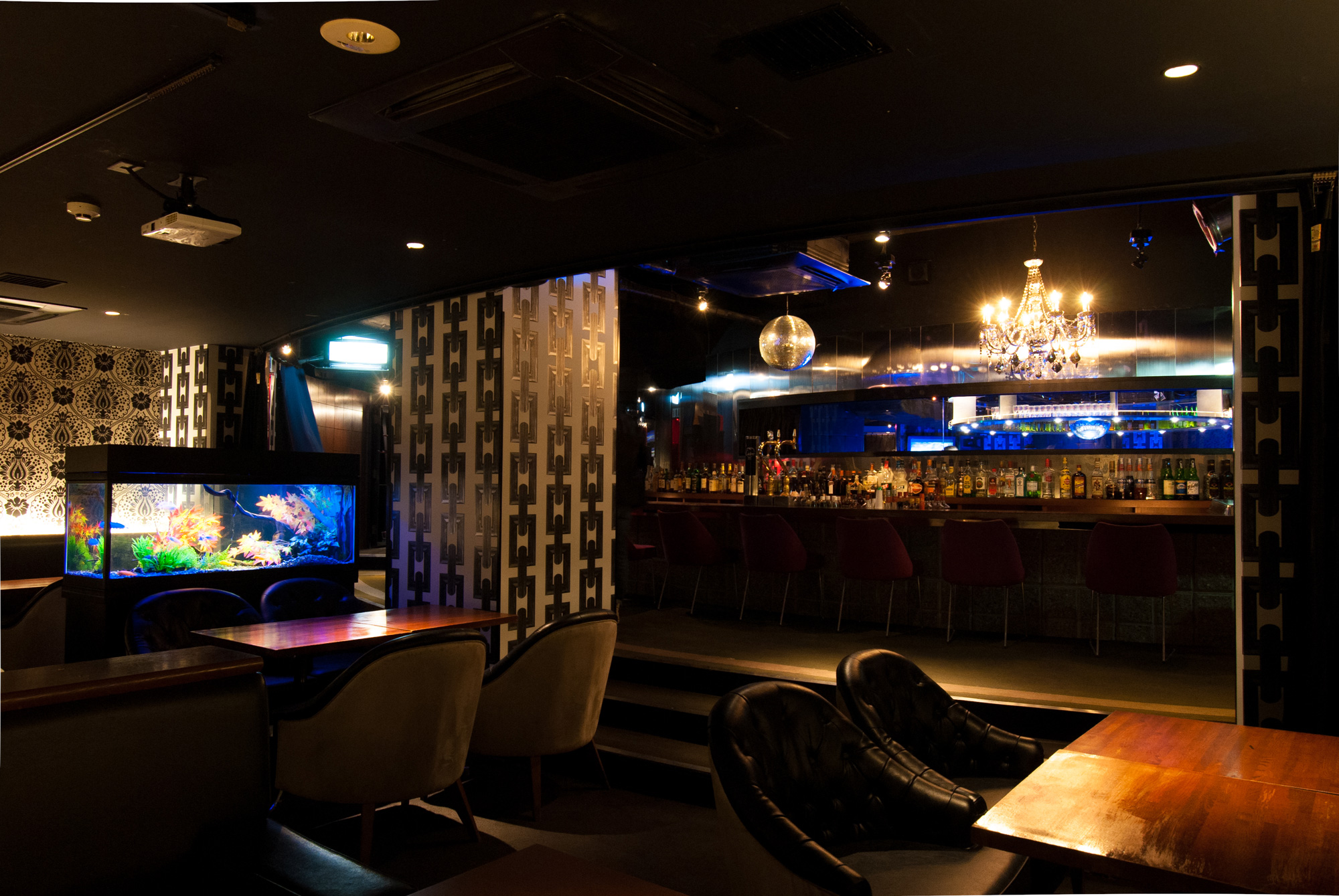 狐餐厅与酒吧·消毒湿巾 UDC （注：这里UDC若为特定名称或有特殊含义，因信息不足难以更精准，WIPE推测为消毒湿巾之类物品，但可能需根据具体情况判断 ） 丨日本东京丨洼田建筑都市研究所-14