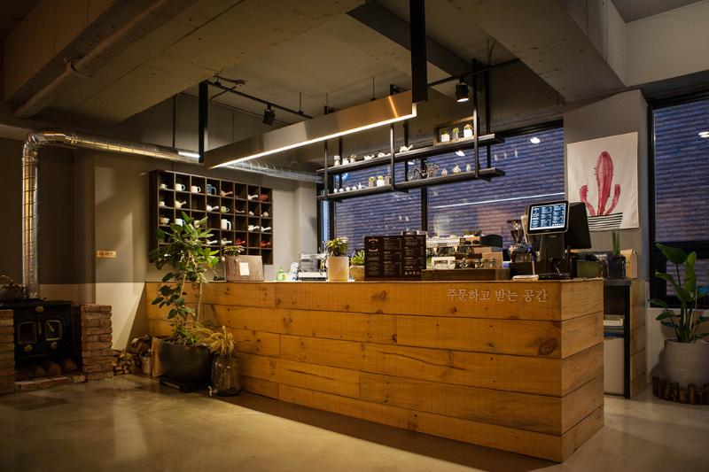 74 平咖啡馆的简约设计魅力-7