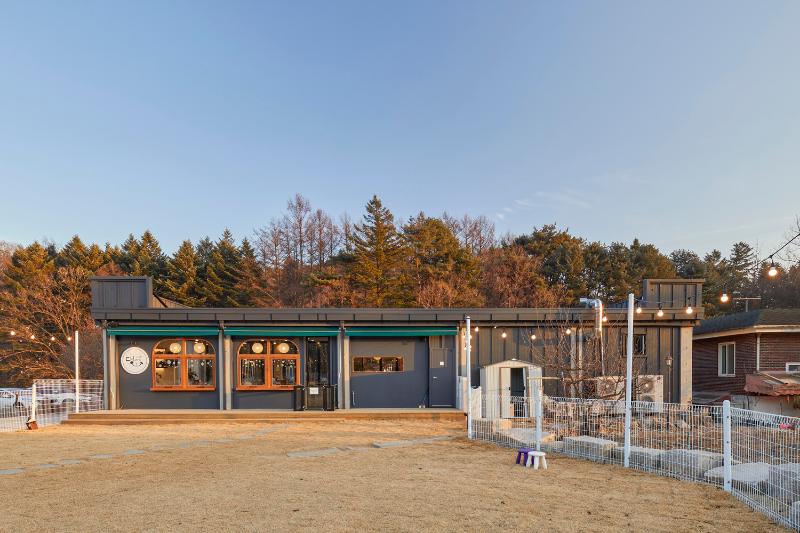 明亮温馨 60 平宠物咖啡厅设计-16