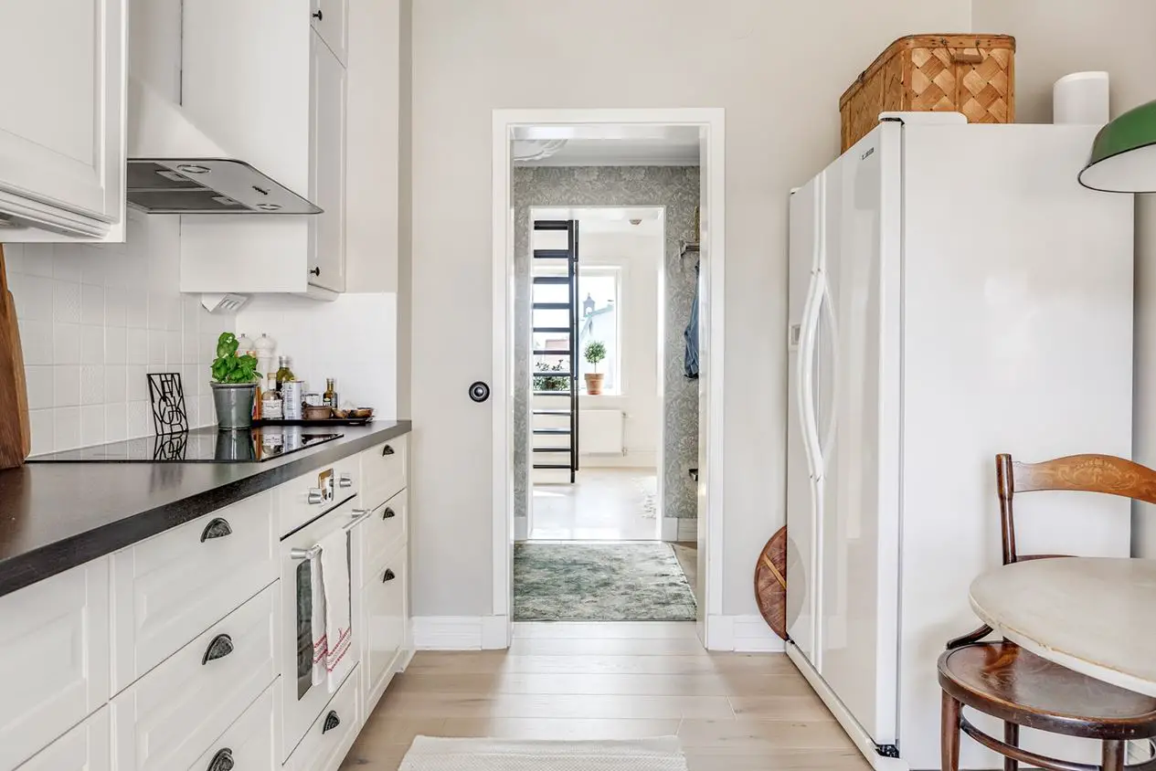 瑞典湖畔的砖墙公寓 | 宁静的斯堪的纳维亚风格-11