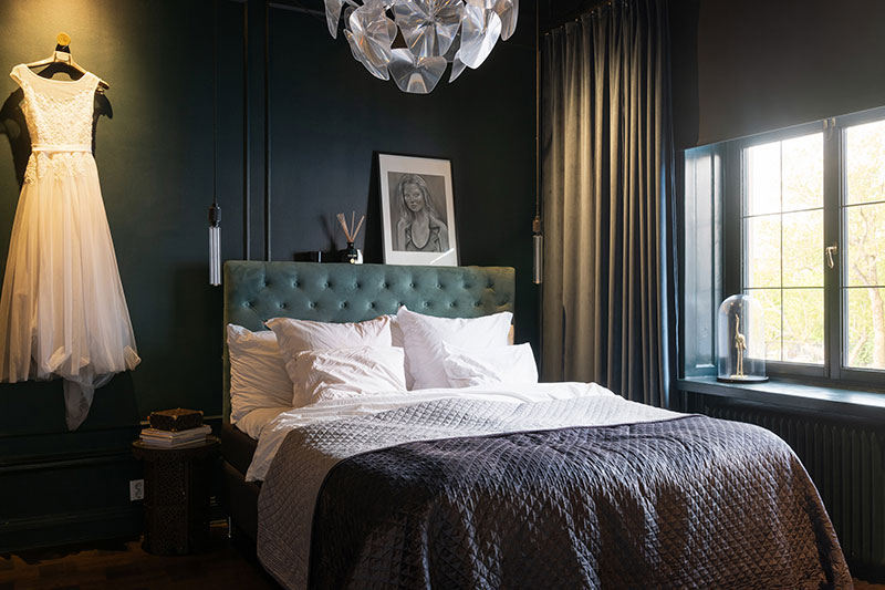 带有缤纷时尚细节的暗色调公寓-12