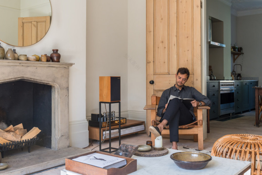 伦敦静谧绿洲 | 保罗·韦斯特的复古住宅设计-0