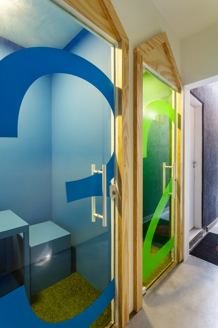 这间水泥办公小楼有个小花园-2