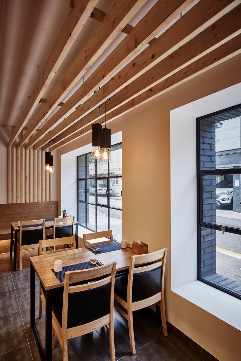 40 平高级餐厅室内设计案例 | 精致木质空间-11