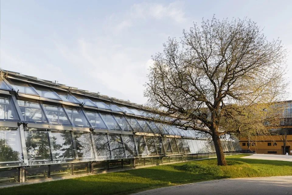 玻璃温室环绕着的红土网球场-13