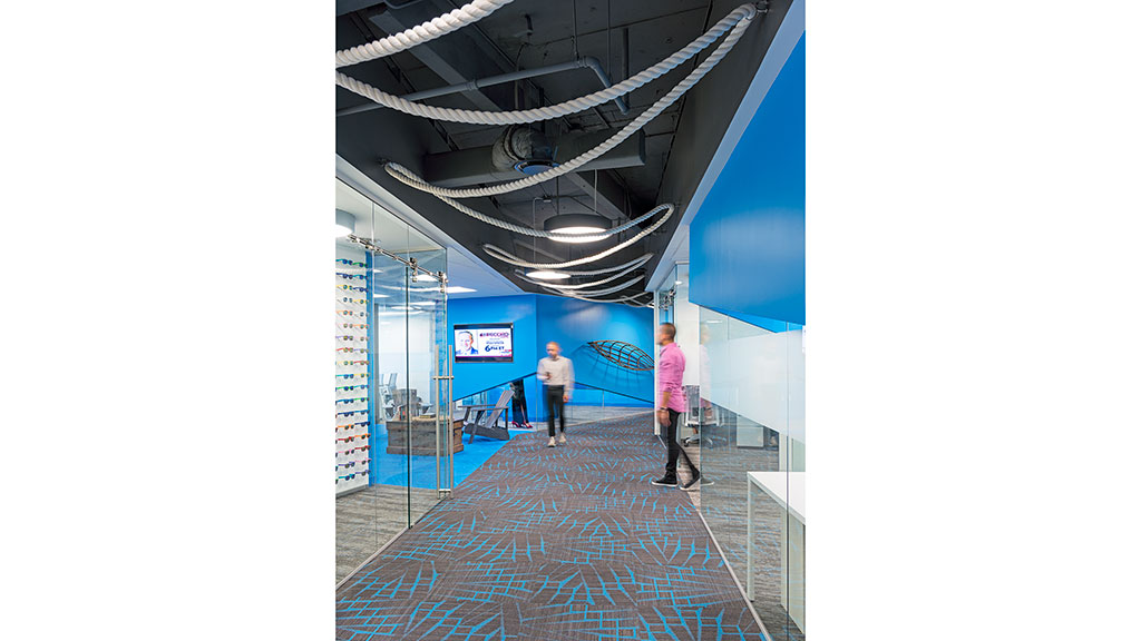 Gensler 打造的水岸风情创新办公空间-7