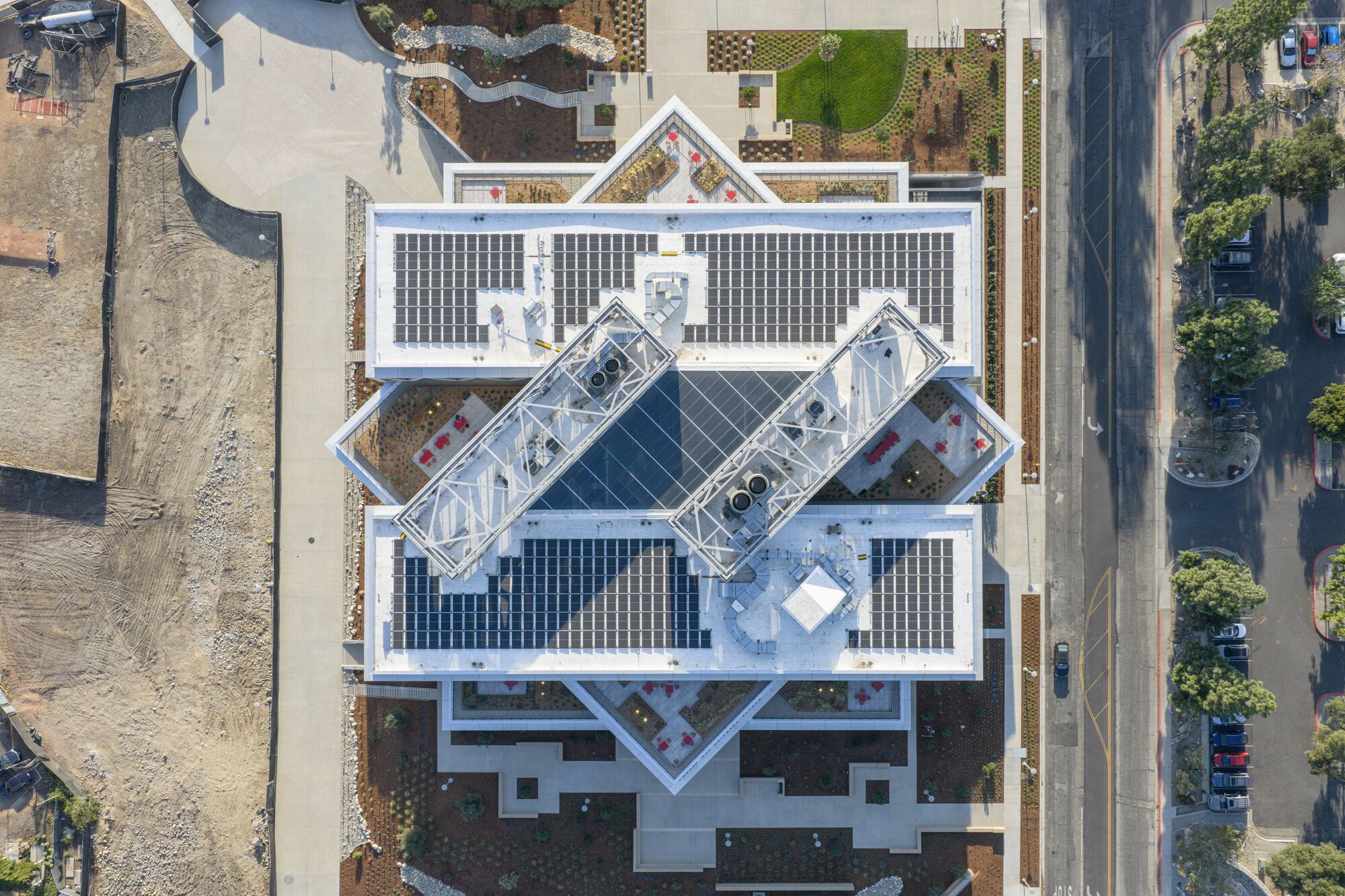 Claremont McKenna College Robert Day Sciences Center / BIG-58