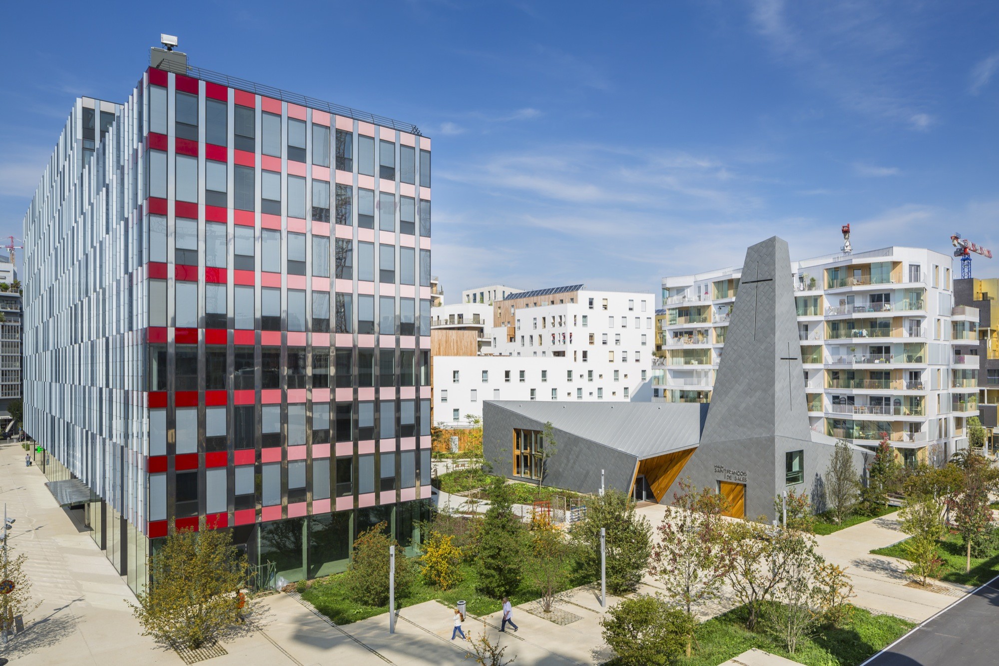 折叠 zinc 外壳中的宁静圣所——法国 Ensemble Pastoral Catholique 教堂设计-26