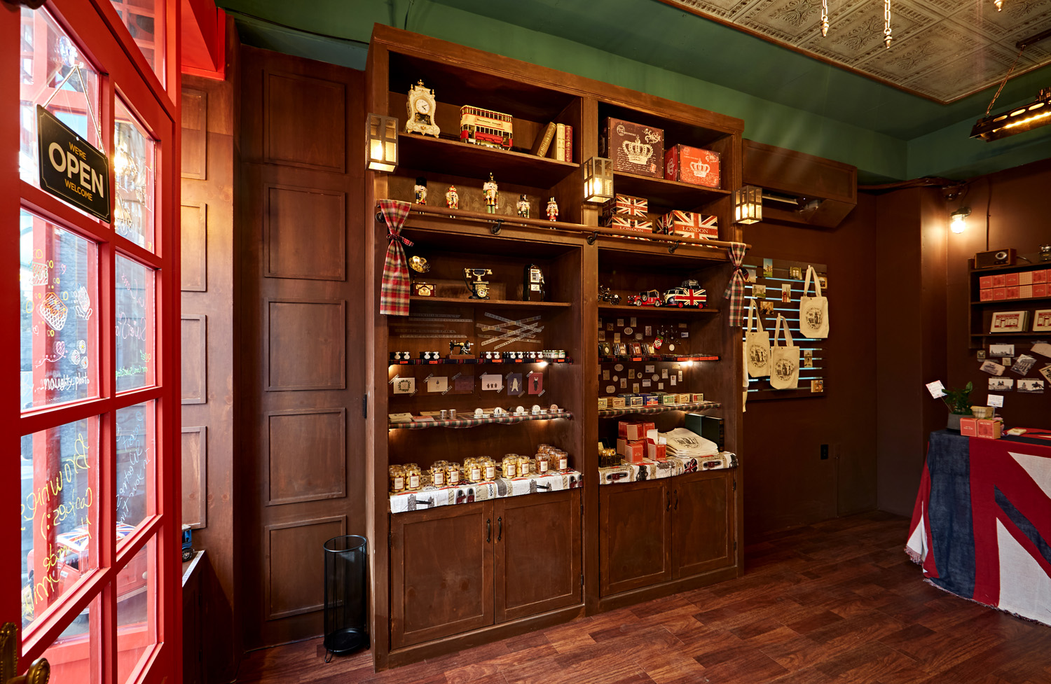 红色外观,12 平米小空间的大设计-8