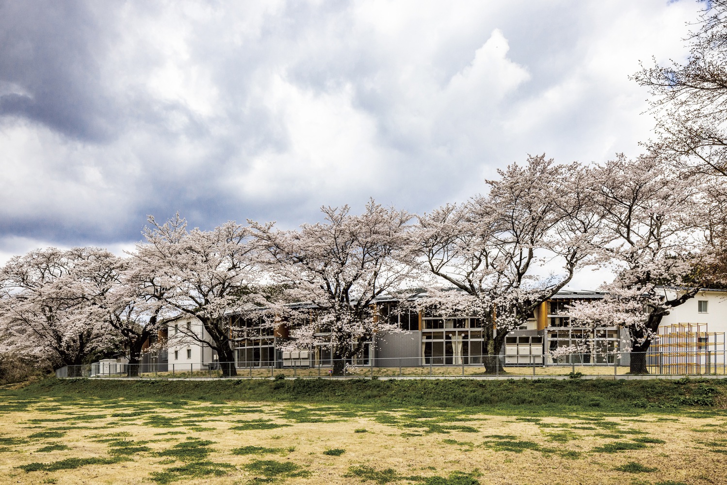自然环抱的儿童友好型中学丨MIKAMI Architects-0