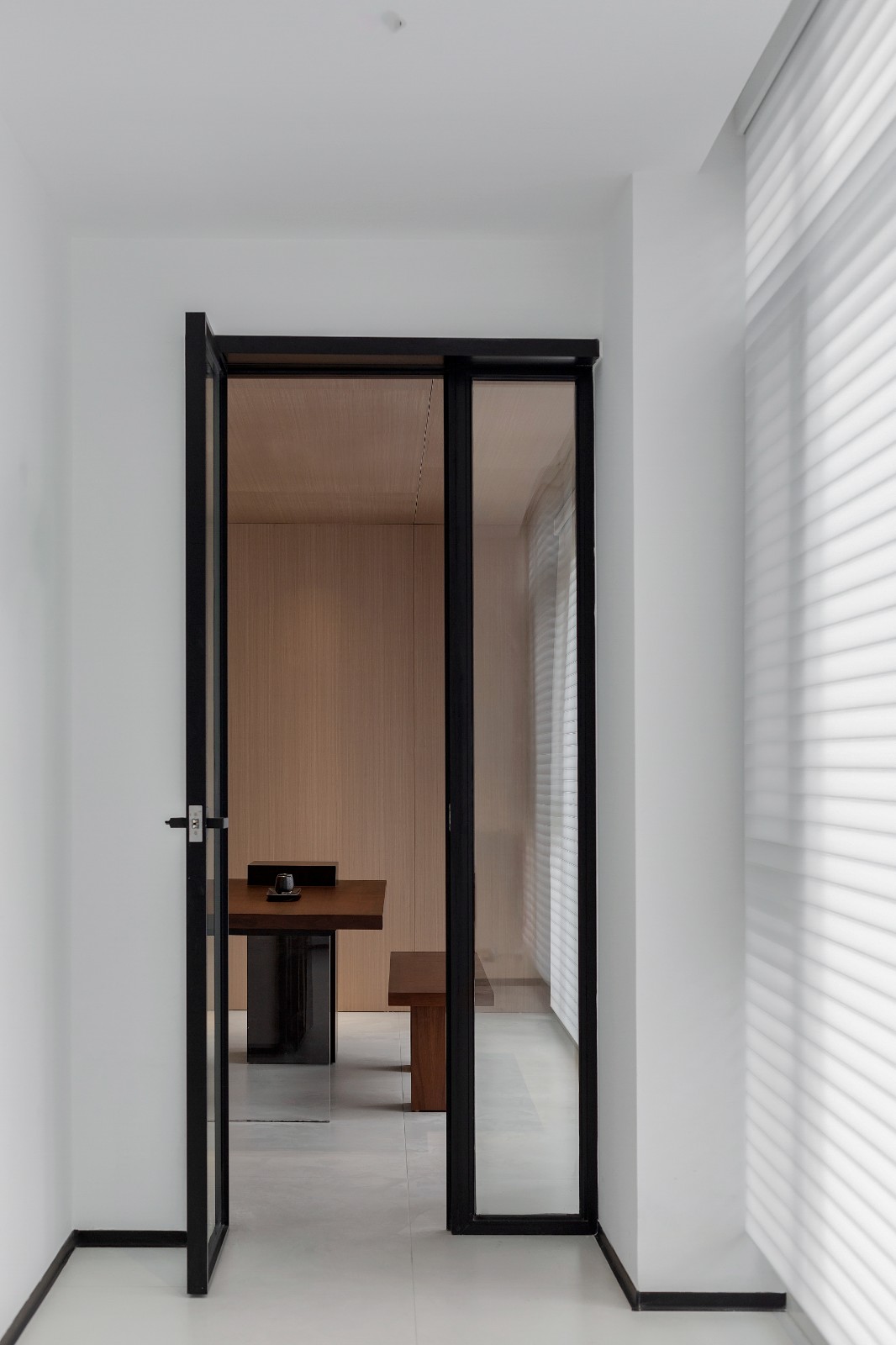 琐碎空间大改造 | 220 平经典现代风设计，灯光与质感的完美结合-20