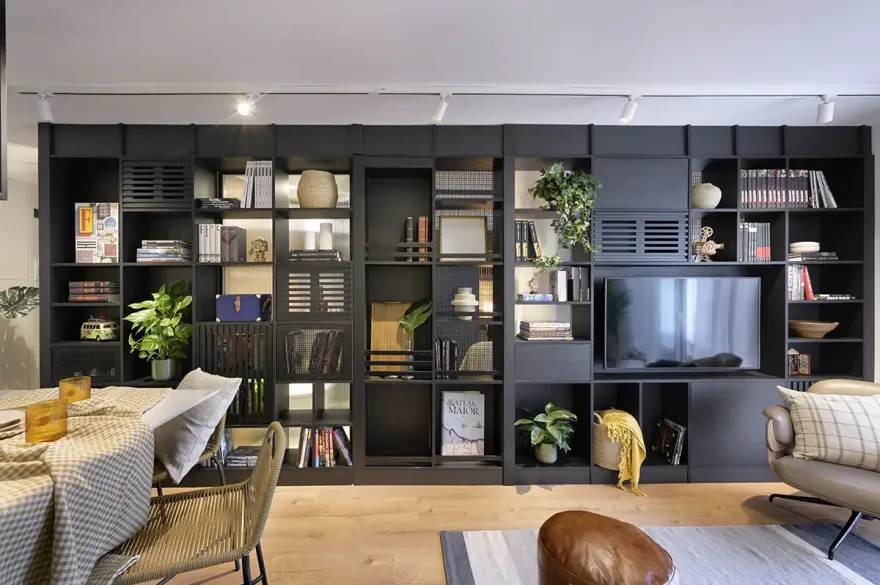 黑色图书馆墙设计,52m2 公寓变身超英雄收藏之家-6