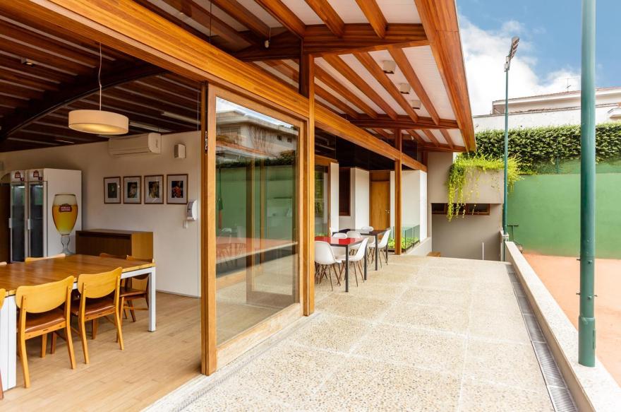 巴西 Sakh Club | 木质与玻璃的完美融合,打造温馨运动空间-8