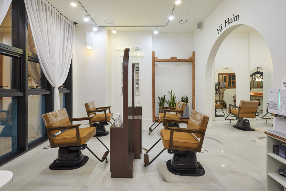 简约时尚的 24 平米美妆店设计-7