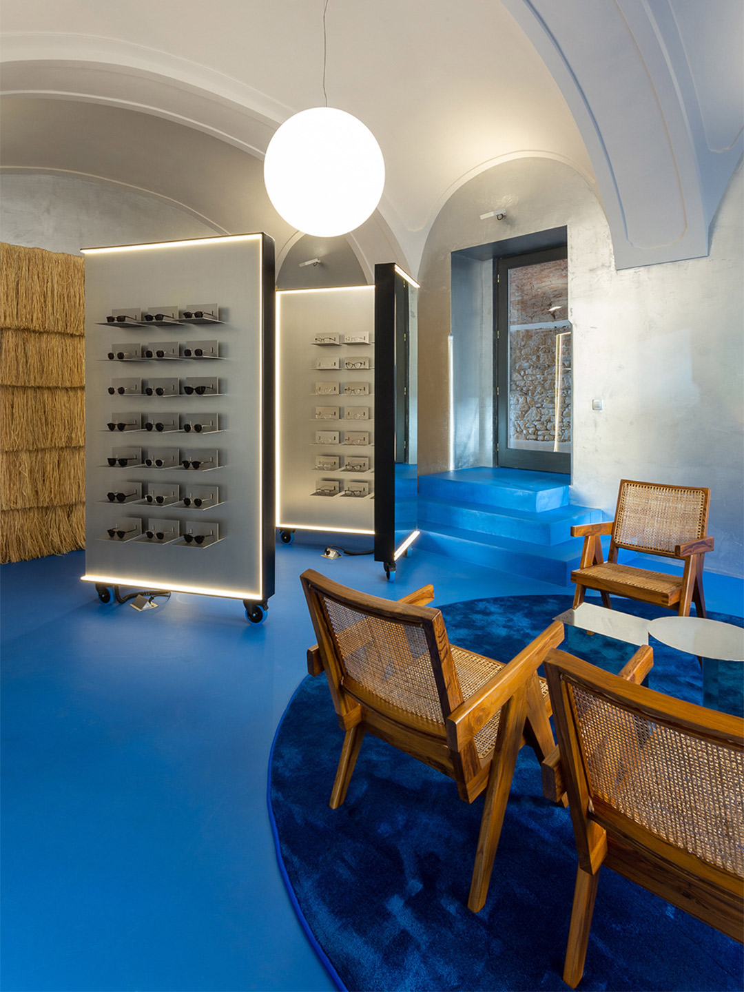 罗马尼亚Lunet眼镜店丨罗马尼亚布加勒斯特丨Bogdan Ciocodeica Studio-17