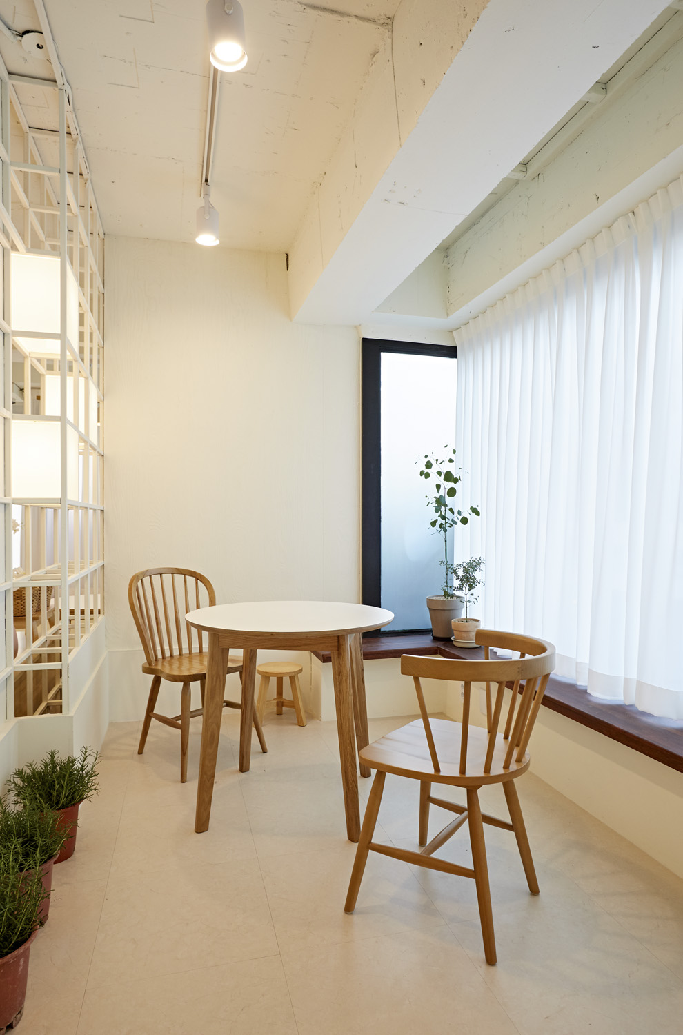 "白色与木质，打造 25 平米极简咖啡厅空间"-11