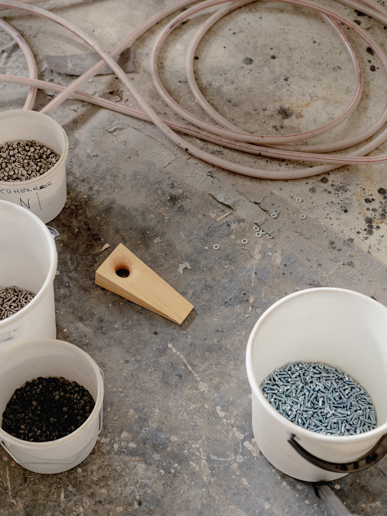 芬兰设计品牌 Vaarnii 推出粗犷风格的首发系列-10