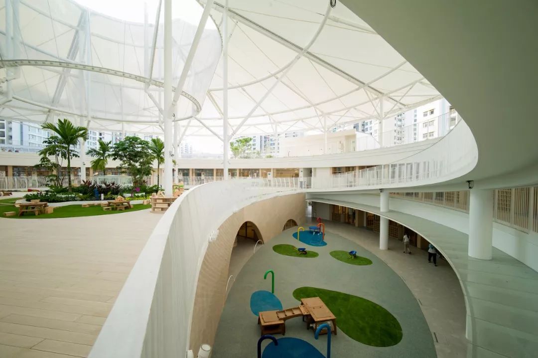 新加坡学前教育学校 Sparkletots，鳍状立面包围白色圆形空间-13