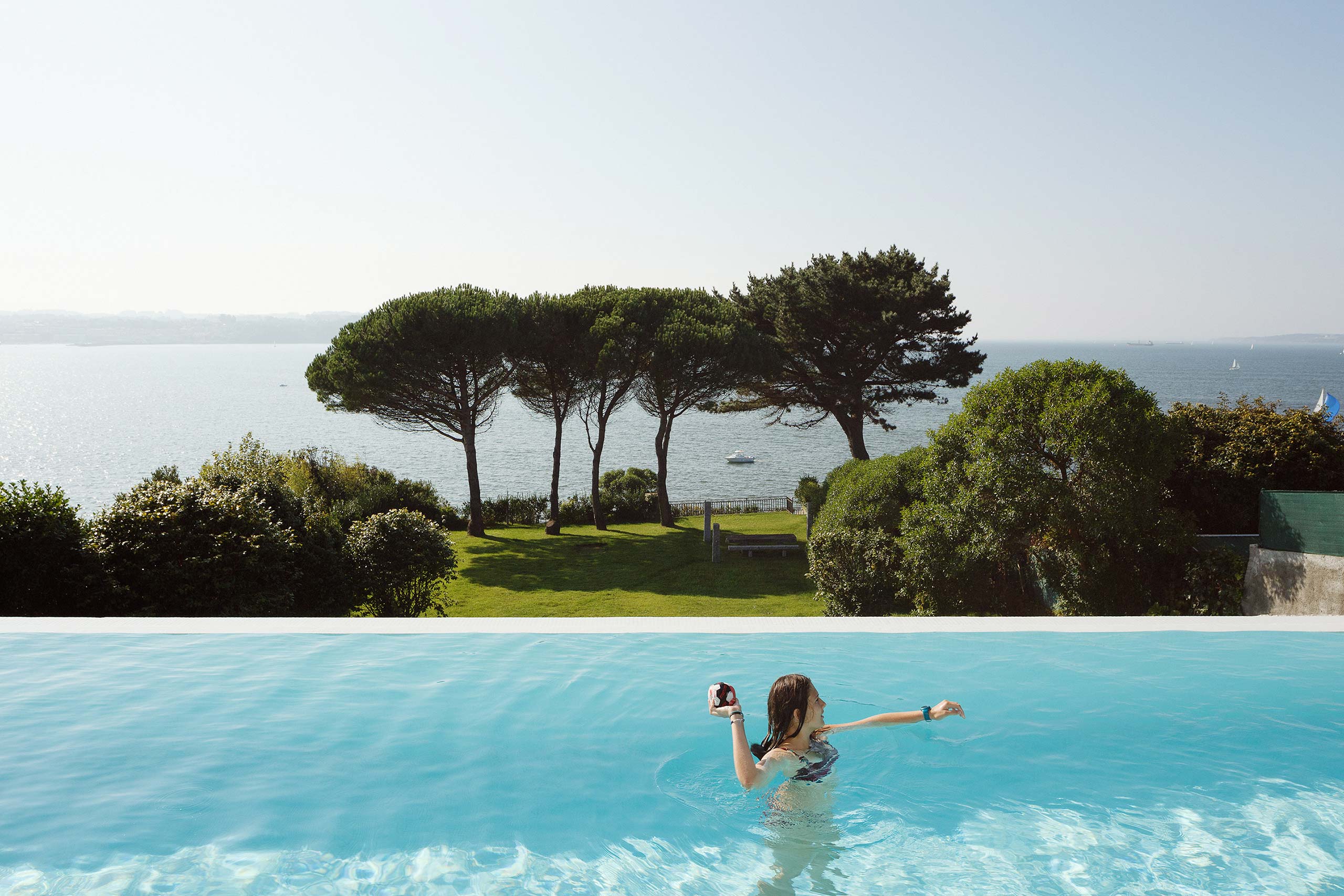 西班牙"波浪"海滨别墅 | 极简与温暖共存-48