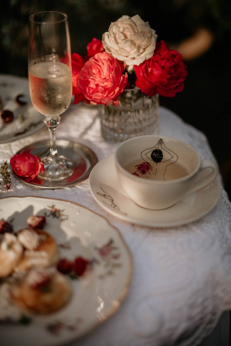 户外早餐服务布置案例(“Под кустом”花园)丨俄罗斯莫斯科丨室内设计师兼艺术史学家 Катя Гулюк-10