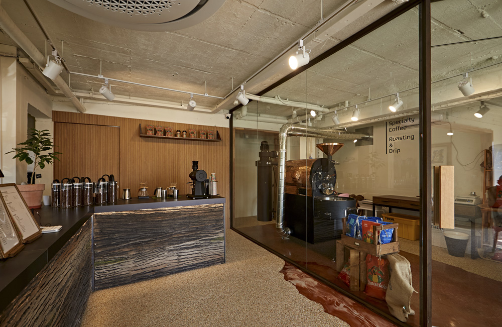 "白色与木纹的和谐交融 | 50 平米的现代咖啡厅设计"-8