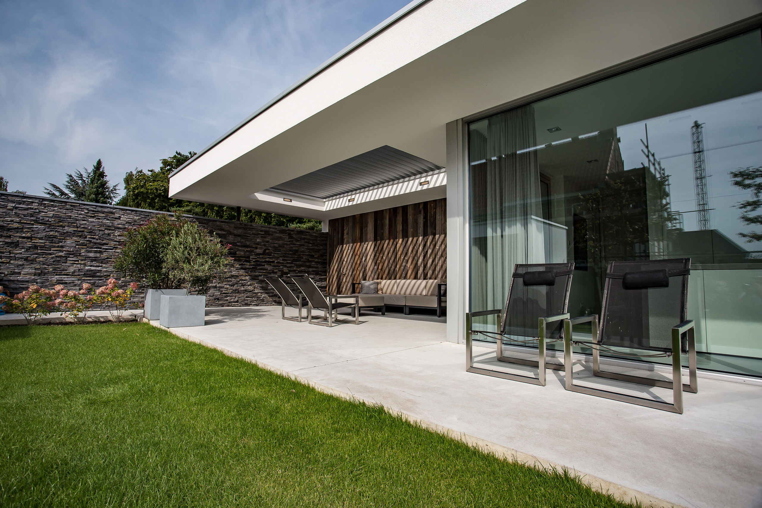 荷兰森林边缘的 N-House 别墅,极简设计与自然环境的完美融合-17