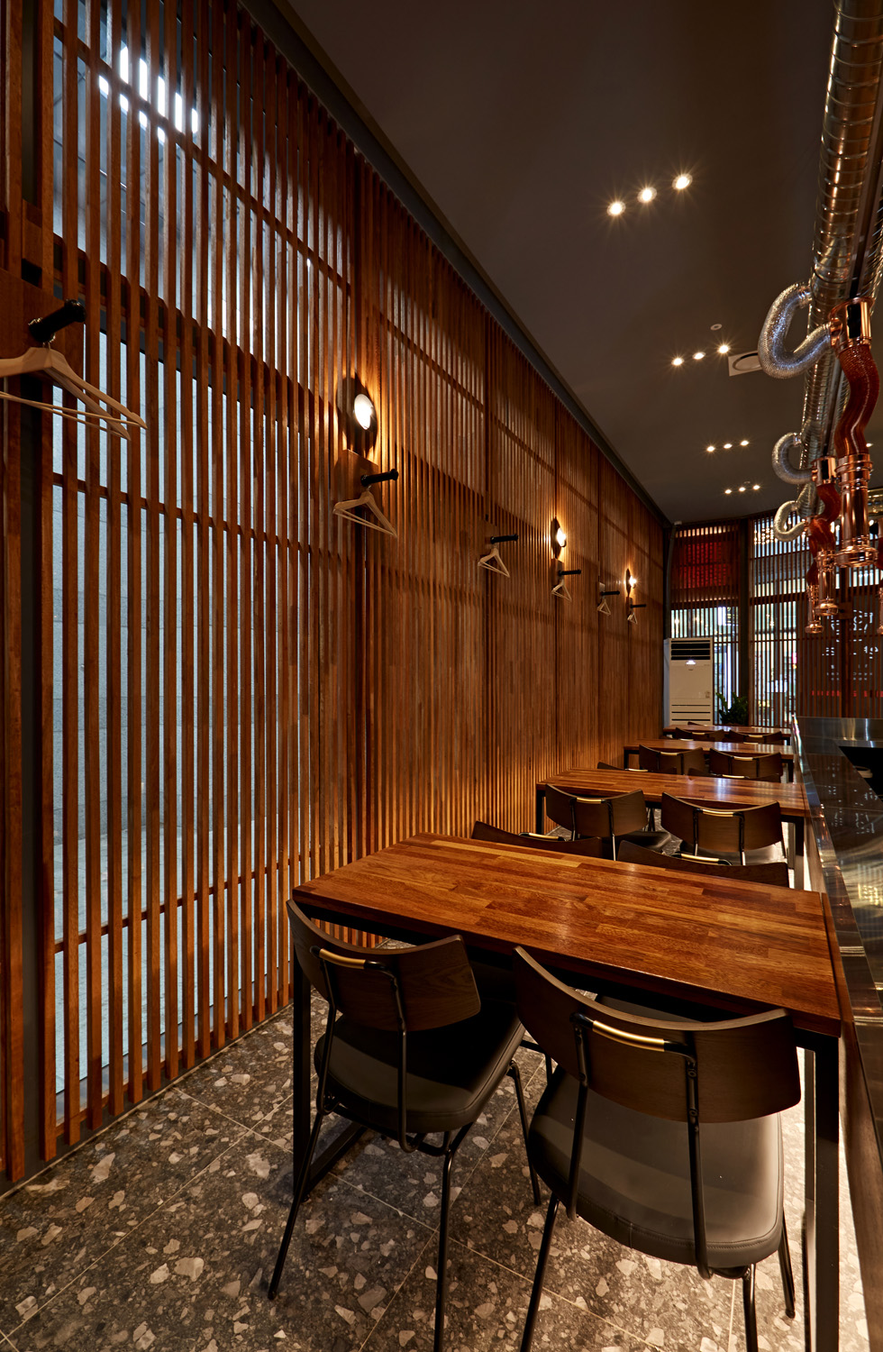 现代简约别墅设计，木材与石材的完美融合-16