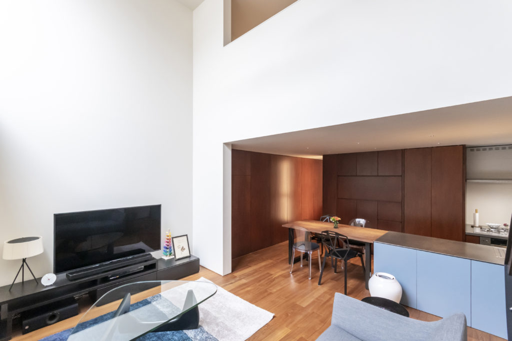 四囲を壁で包んだ家住宅の密集地ながら、静かで落ち着き感のある空間で暮らす | Architecture | 100%LiFE-4