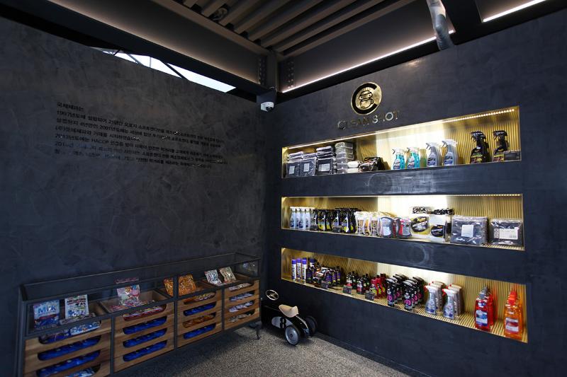 87 平现代简约咖啡厅设计 | 高雅黑白色调的室内空间-5