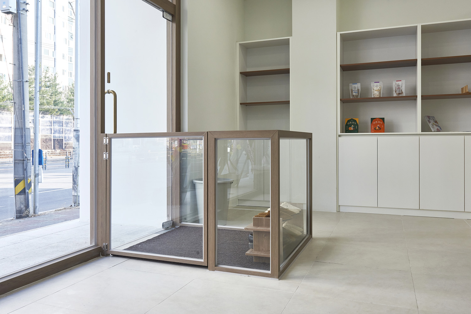 白色与木质，打造 25 平米极简美容室-11