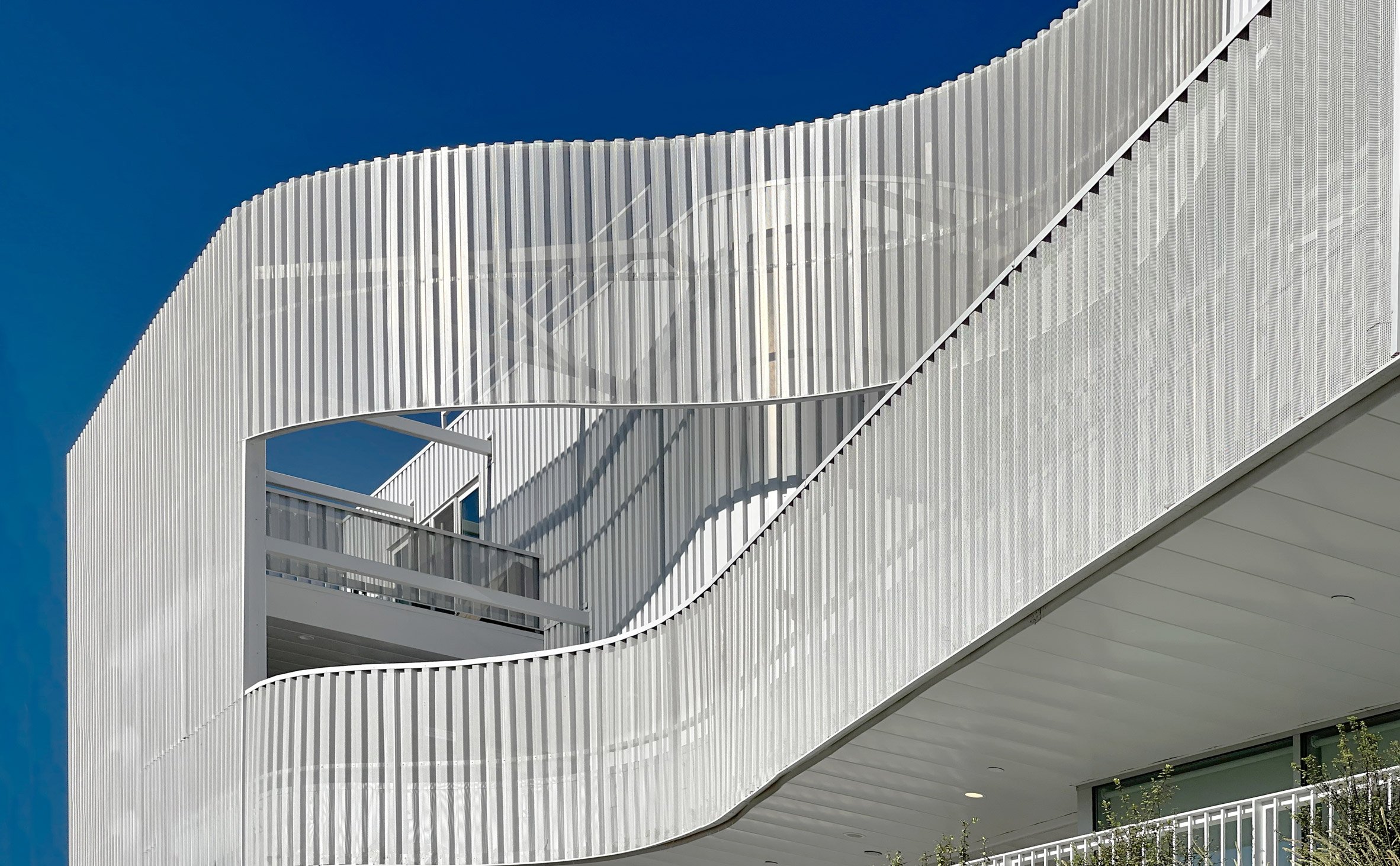 洛杉矶白色曲线公寓楼-11